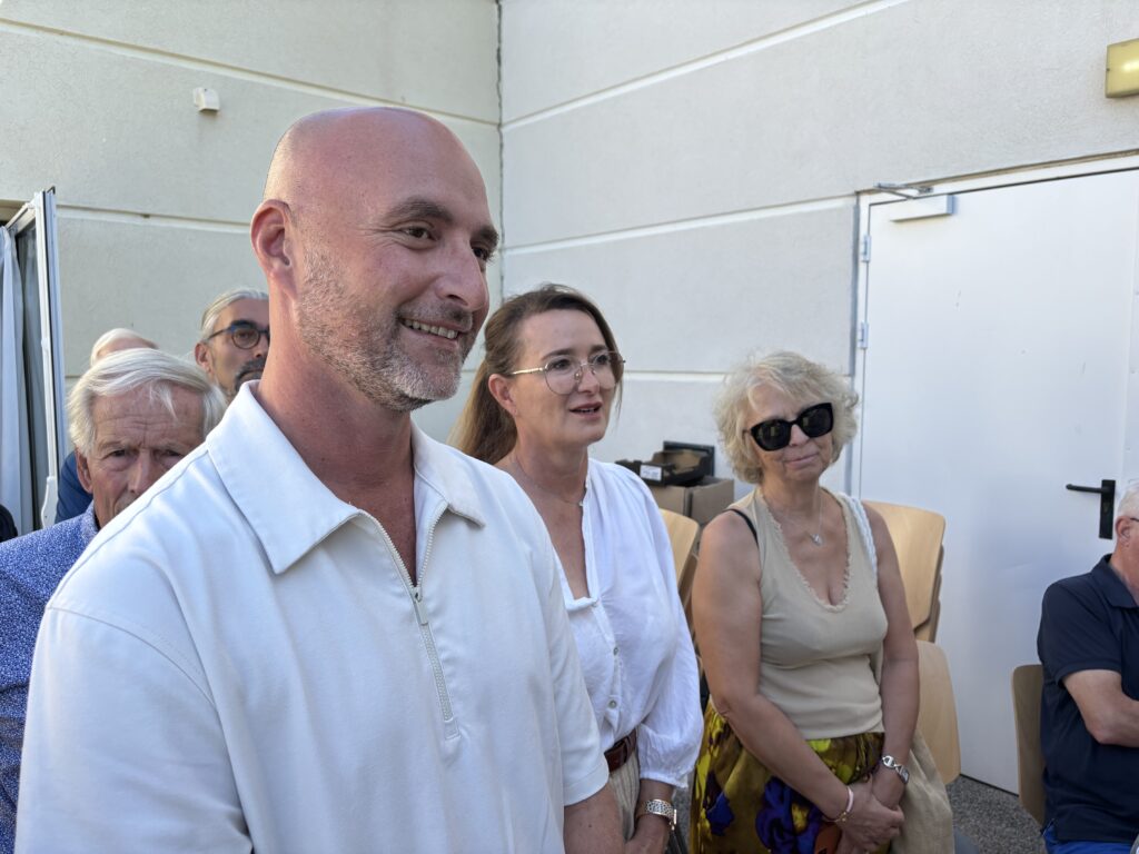 L’équipe de Steve Chrétien salue les « Nouveaux arrivants » réunis dans les jardins du Devézou
